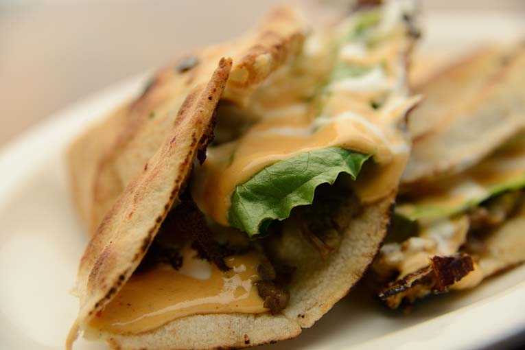 La Árabe — quesadilla en pan árabe con carne, lechuga y aguacate